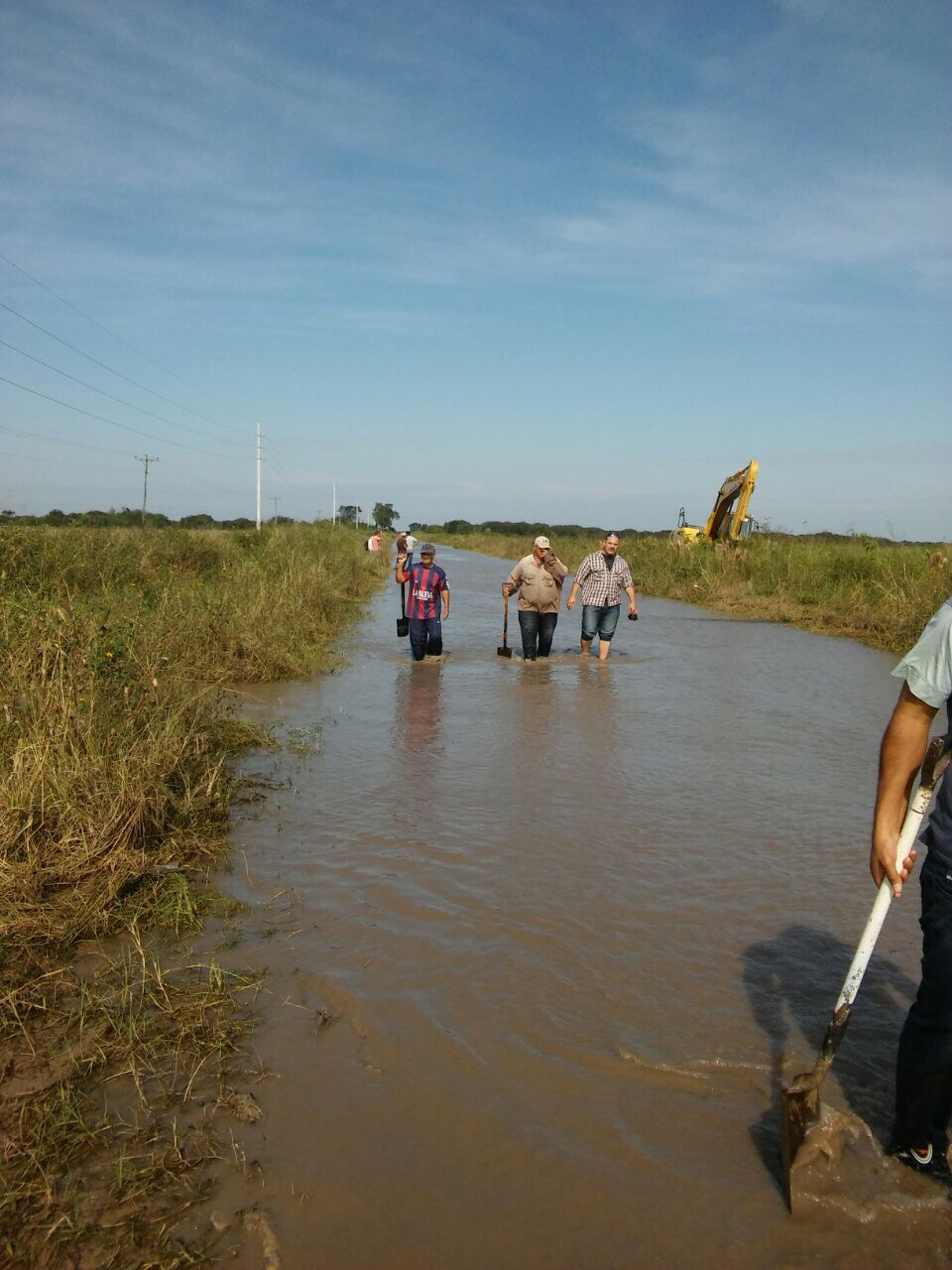 Vecinos de Mojón de Fierro limpian la ruta 2, de acceso al pueblo