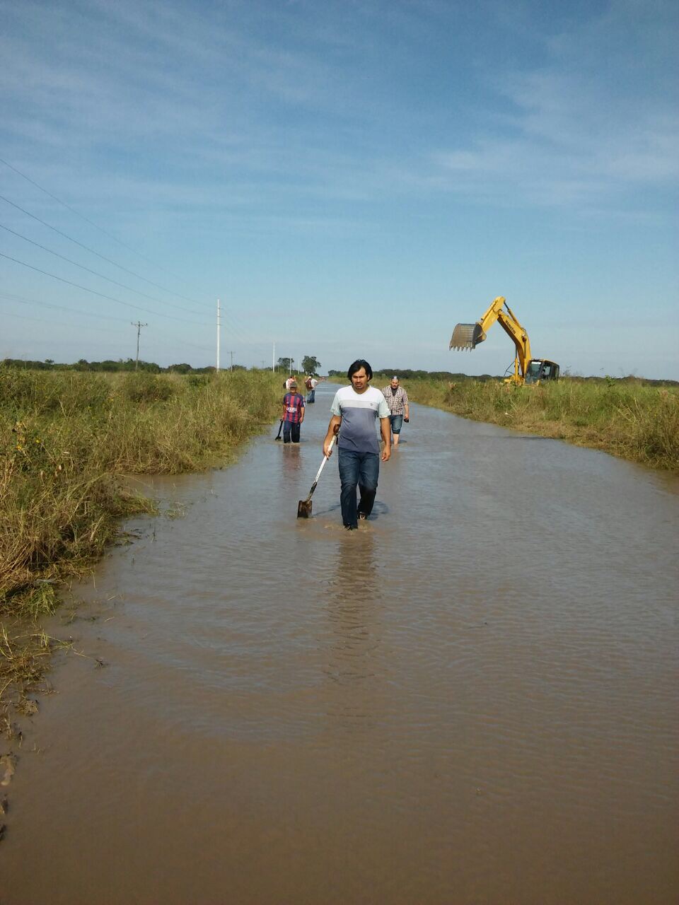 Vecinos de Mojón de Fierro limpian la ruta 2, de acceso al pueblo