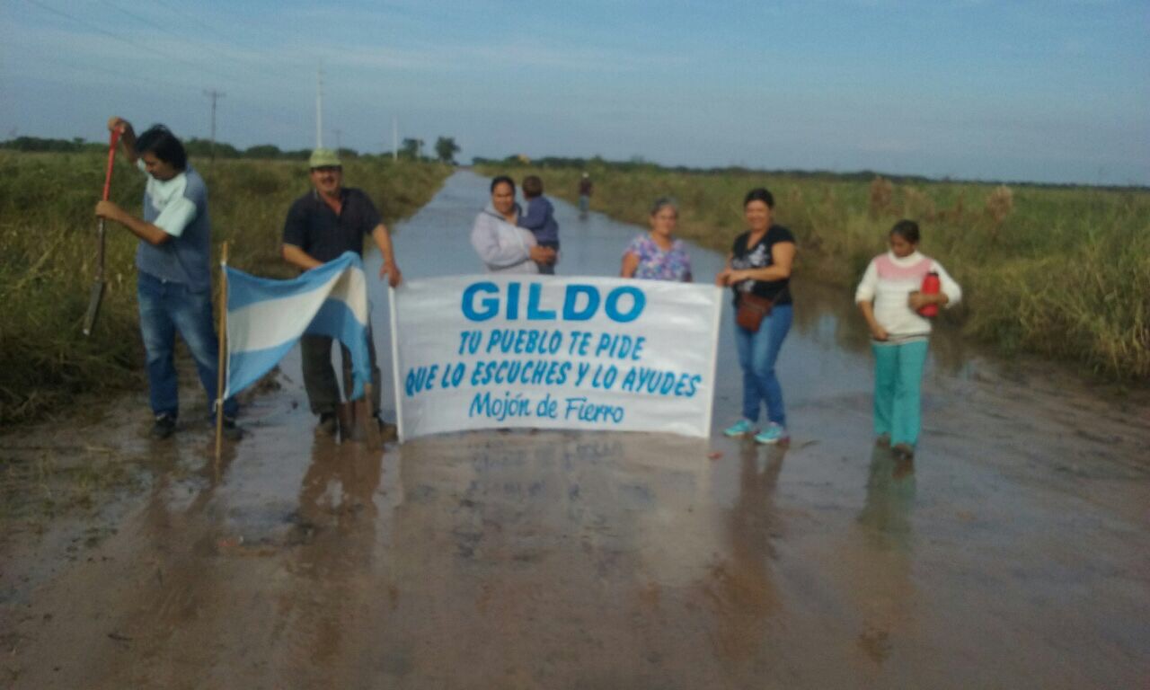 Vecinos de Mojón de Fierro limpian la ruta 2, de acceso al pueblo