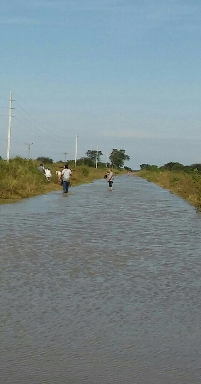 Vecinos de Mojón de Fierro limpian la ruta 2, de acceso al pueblo