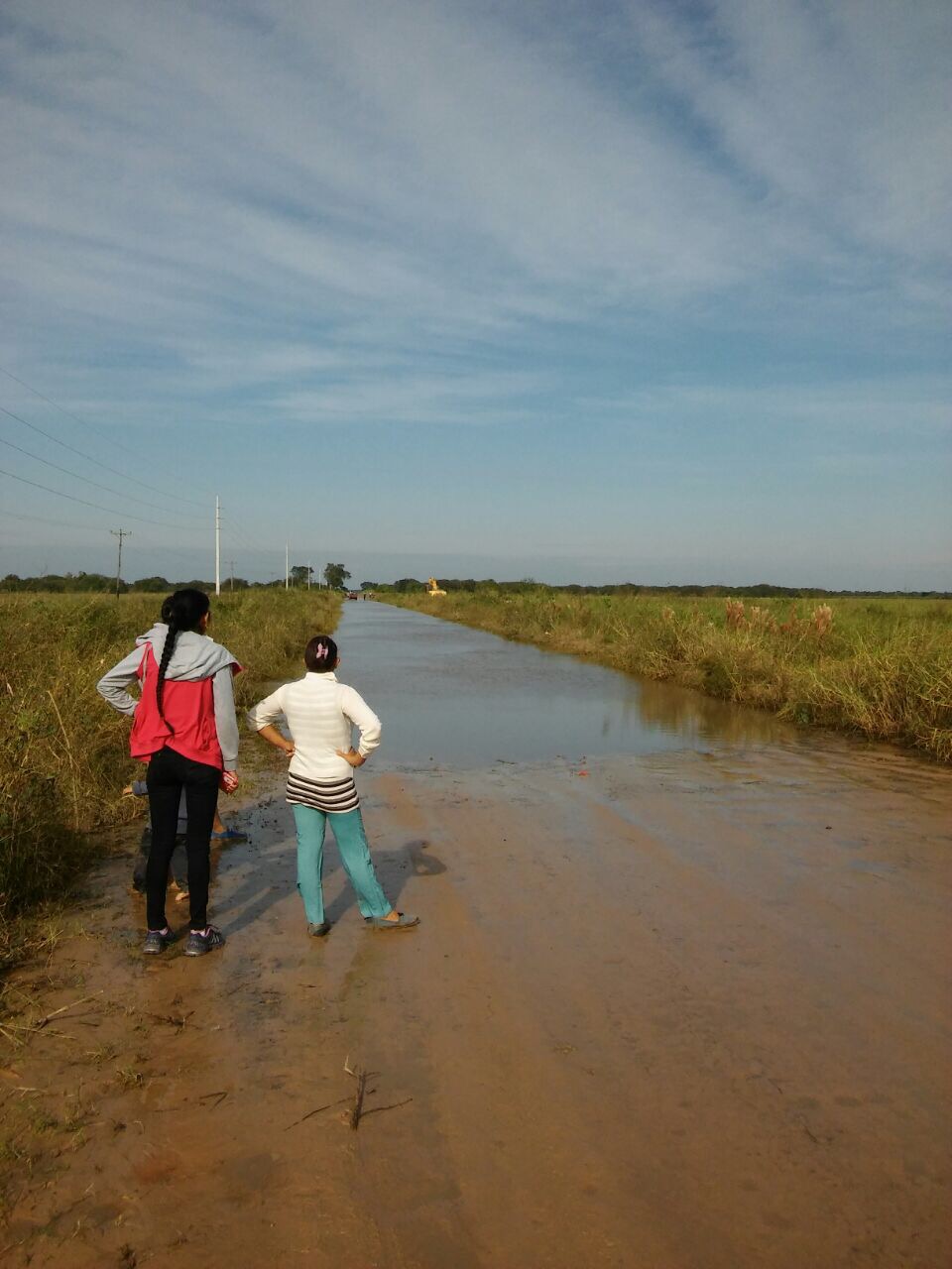 Vecinos de Mojón de Fierro limpian la ruta 2, de acceso al pueblo