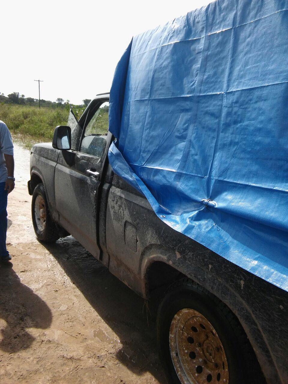 Vecinos de Mojón de Fierro limpian la ruta 2, de acceso al pueblo