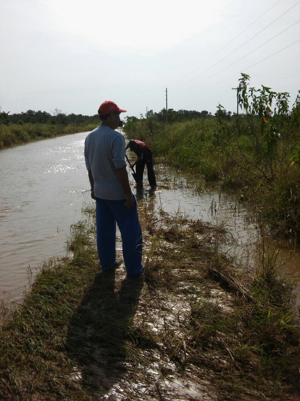 Vecinos de Mojón de Fierro limpian la ruta 2, de acceso al pueblo
