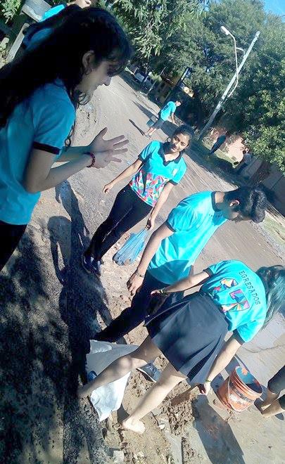 Alumnos secundarios rellenan un bache en el barrio Lote Cuatro