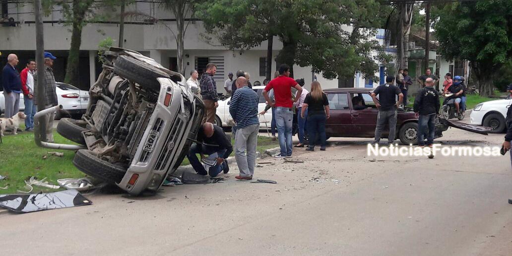 Violento choque en el barrio San Miguel, hay heridos