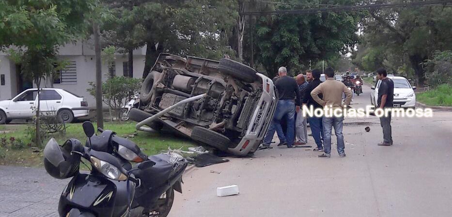 Violento choque en el barrio San Miguel, hay heridos