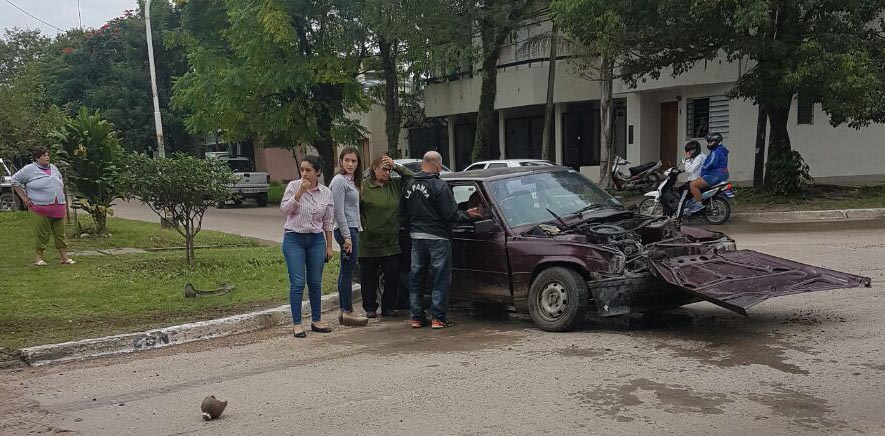 Violento choque en el barrio San Miguel, hay heridos