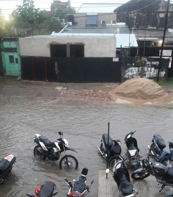 Otra vez llueve, 70 mm hasta las 11 de la mañana. Otra vez se colmatan las calles de la ciudad