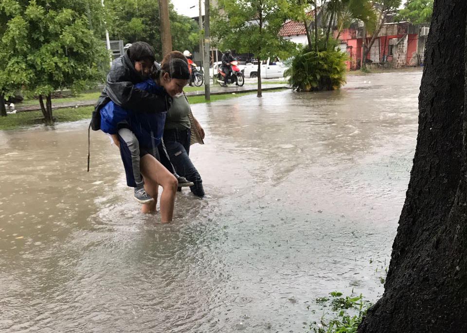 Otra vez llueve, 70 mm hasta las 11 de la mañana. Otra vez se colmatan las calles de la ciudad