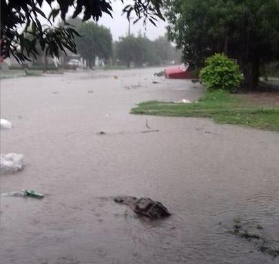 Otra vez llueve, 70 mm hasta las 11 de la mañana. Otra vez se colmatan las calles de la ciudad