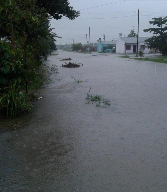 Otra vez llueve, 70 mm hasta las 11 de la mañana. Otra vez se colmatan las calles de la ciudad
