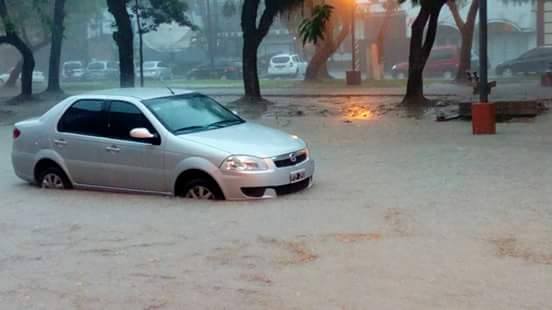 Otra vez llueve, 70 mm hasta las 11 de la mañana. Otra vez se colmatan las calles de la ciudad