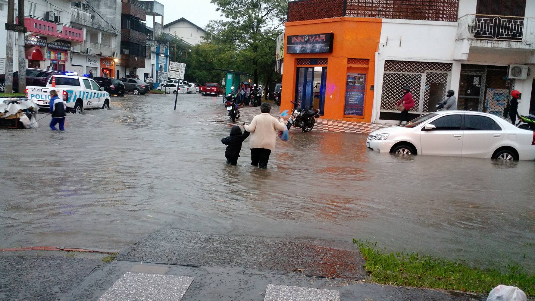 Otra vez llueve, 70 mm hasta las 11 de la mañana. Otra vez se colmatan las calles de la ciudad