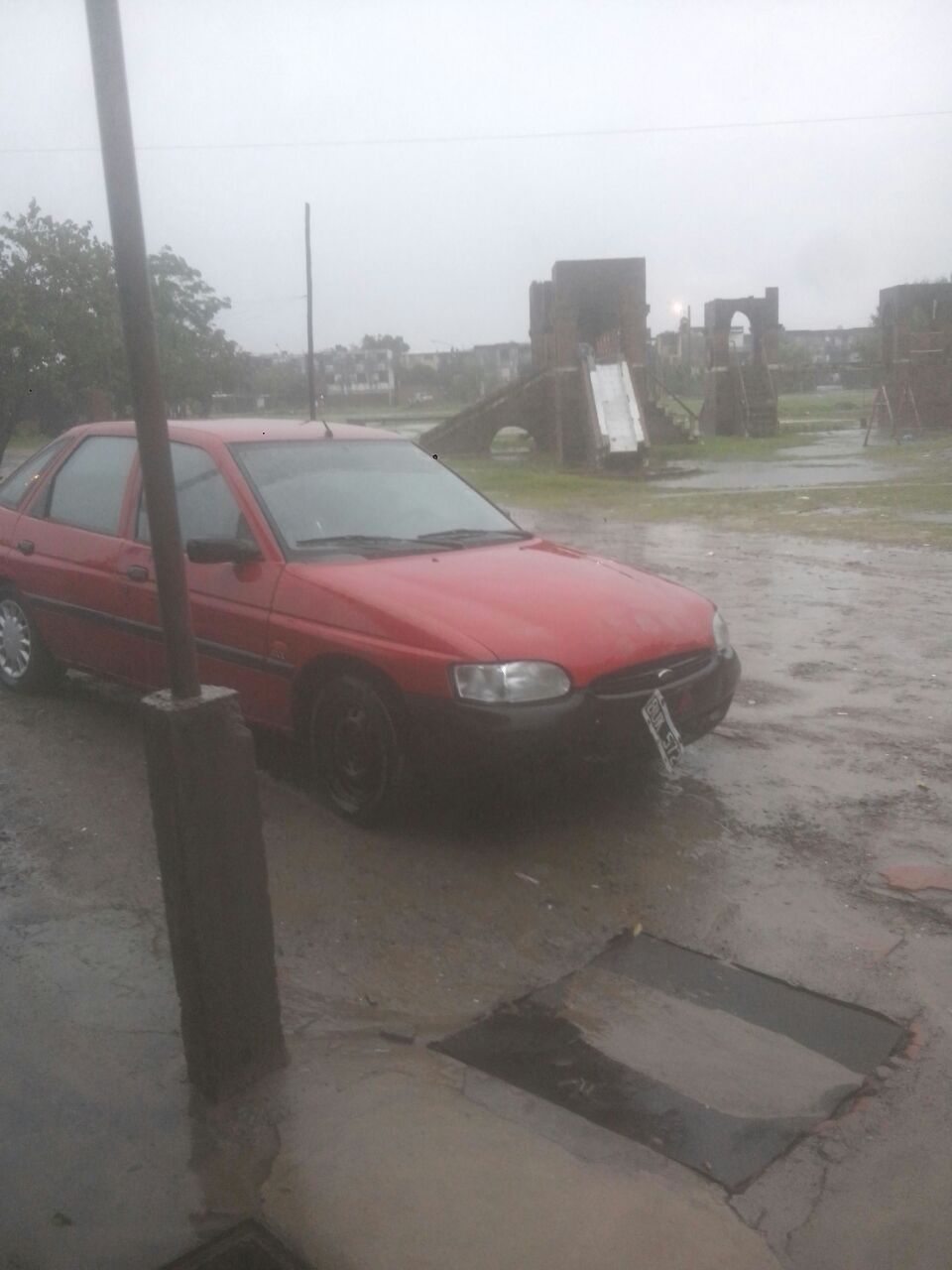 Otra vez llueve, 70 mm hasta las 11 de la mañana. Otra vez se colmatan las calles de la ciudad