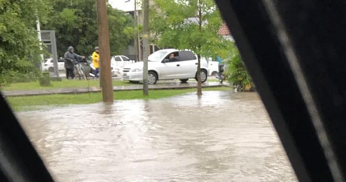 Otra vez llueve, 70 mm hasta las 11 de la mañana. Otra vez se colmatan las calles de la ciudad