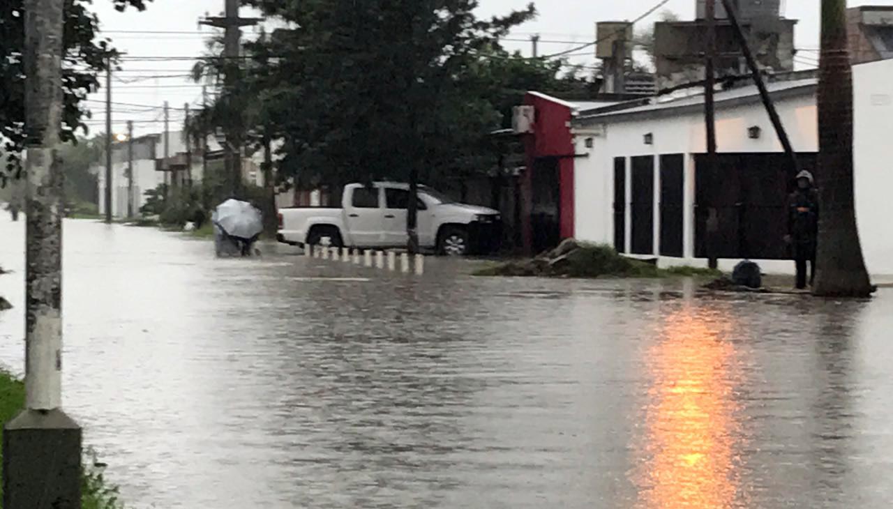 Otra vez llueve, 70 mm hasta las 11 de la mañana. Otra vez se colmatan las calles de la ciudad
