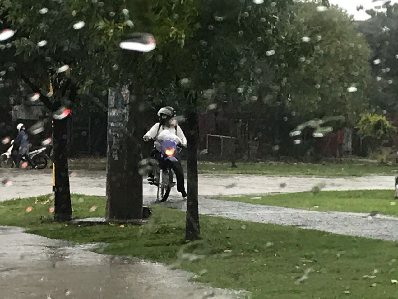 Otra vez llueve, 70 mm hasta las 11 de la mañana. Otra vez se colmatan las calles de la ciudad