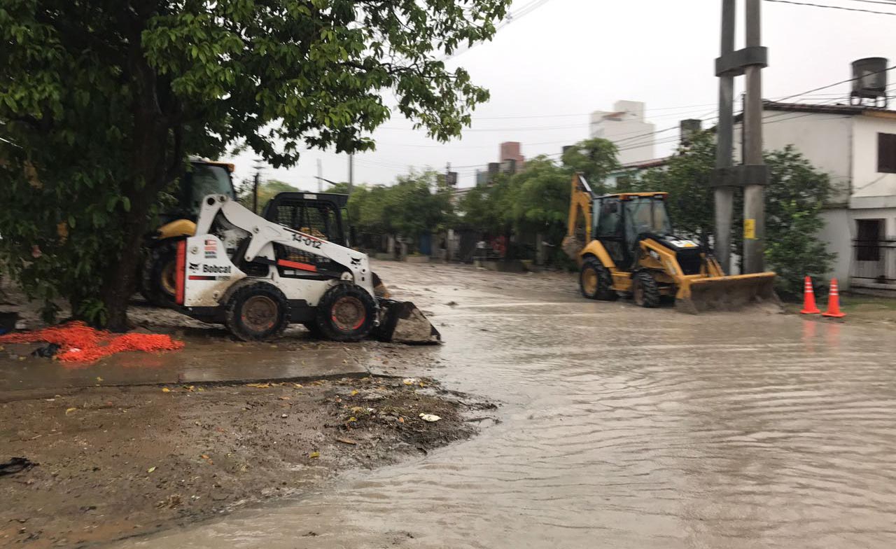Otra vez llueve, 70 mm hasta las 11 de la mañana. Otra vez se colmatan las calles de la ciudad