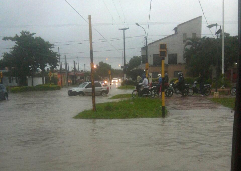 Otra vez llueve, 70 mm hasta las 11 de la mañana. Otra vez se colmatan las calles de la ciudad