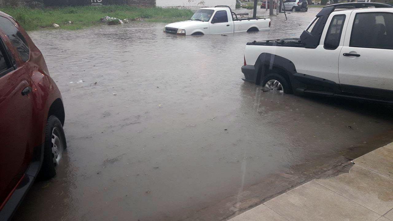 Otra vez llueve, 70 mm hasta las 11 de la mañana. Otra vez se colmatan las calles de la ciudad