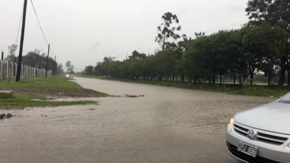 105 mm de lluvia caída hasta la siesta; alerta de tormentas para el interior. En la capital, los chicos se divierten….