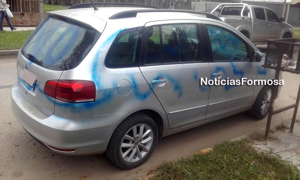 «No Estacionar» le escribió con pintura en aerosol en el auto