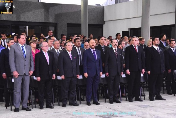  Insfrán entregó móviles a la Policía y trailers hospitalarios a Desarrollo Humano