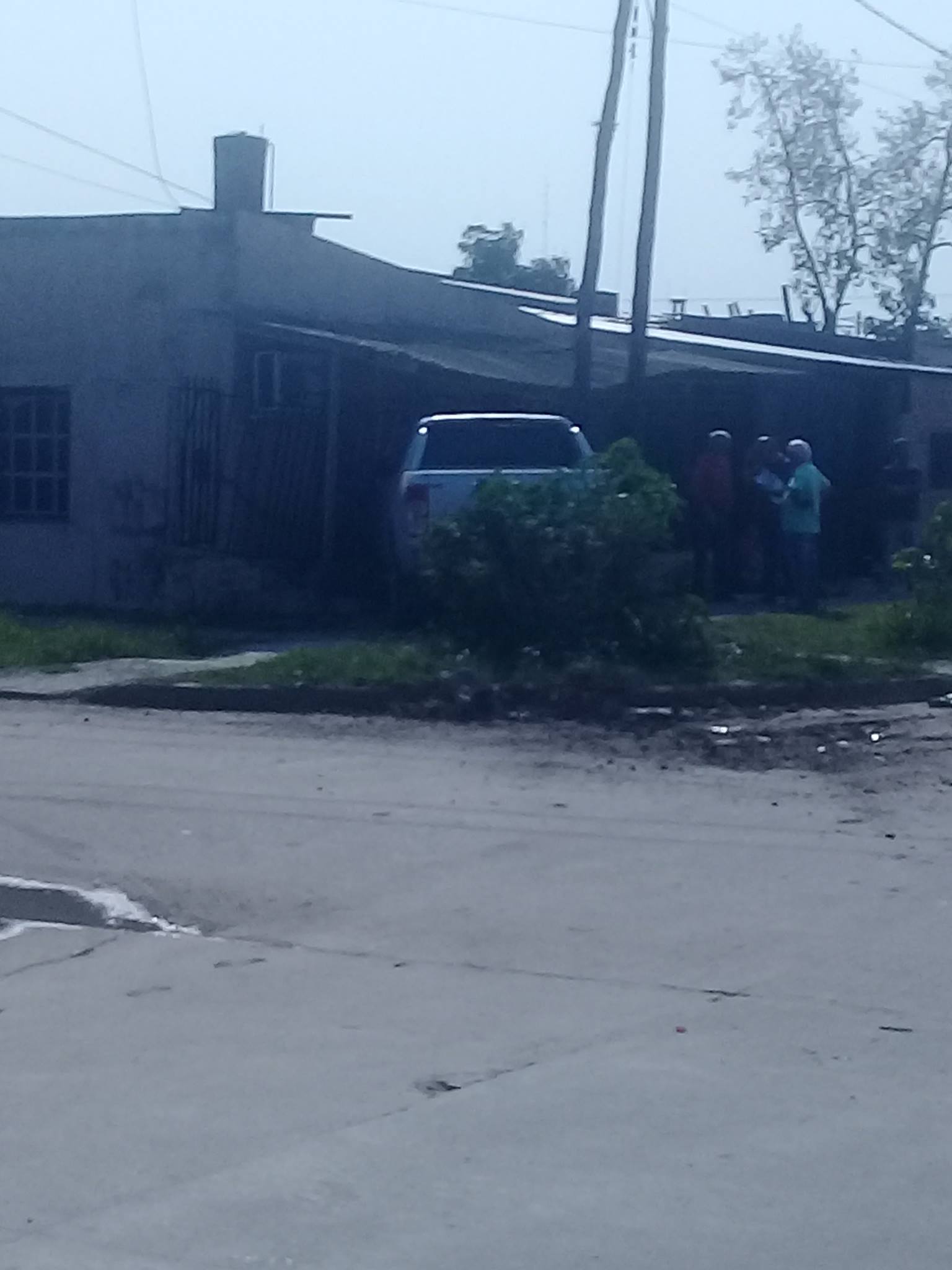 Una camioneta chocó contra un auto y terminó dentro de una casa