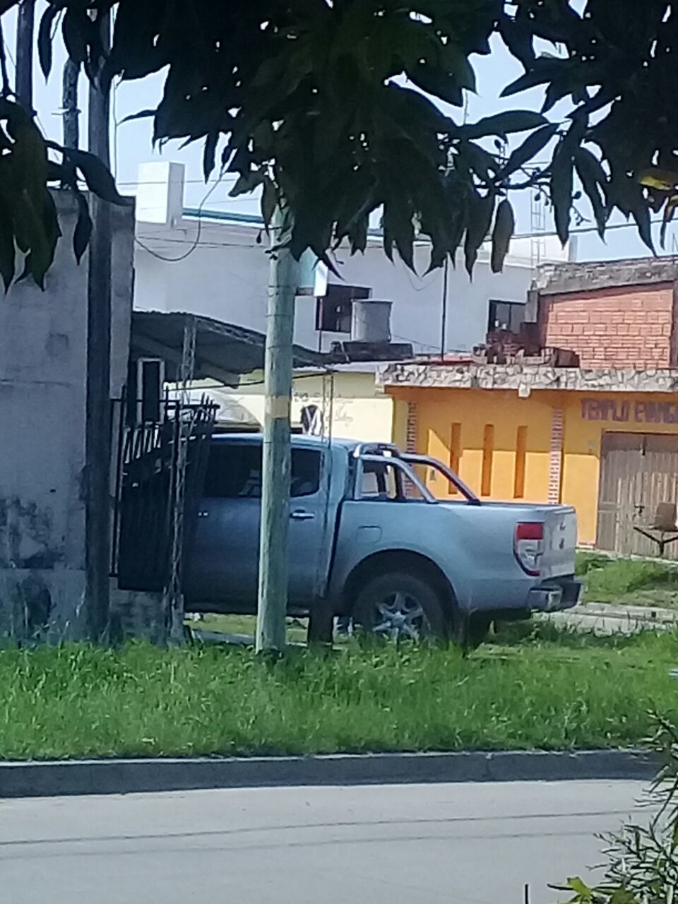 Una camioneta chocó contra un auto y terminó dentro de una casa