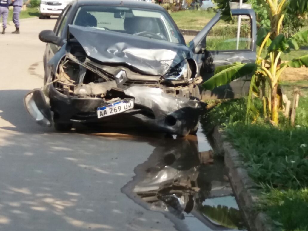 Una camioneta chocó contra un auto y terminó dentro de una casa
