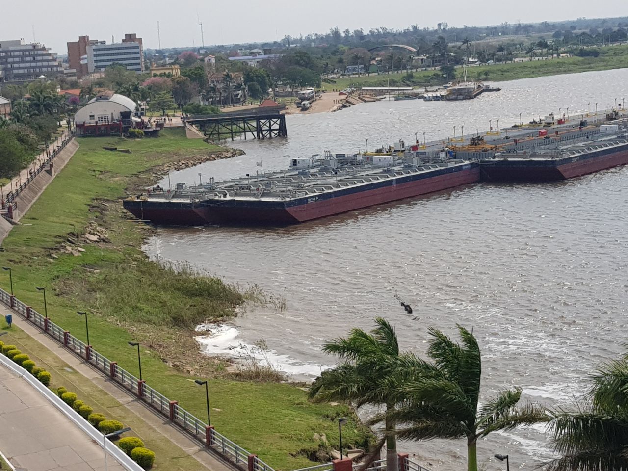 Formación de barcazas paraguayas a los golpes en la costa formoseña (video)