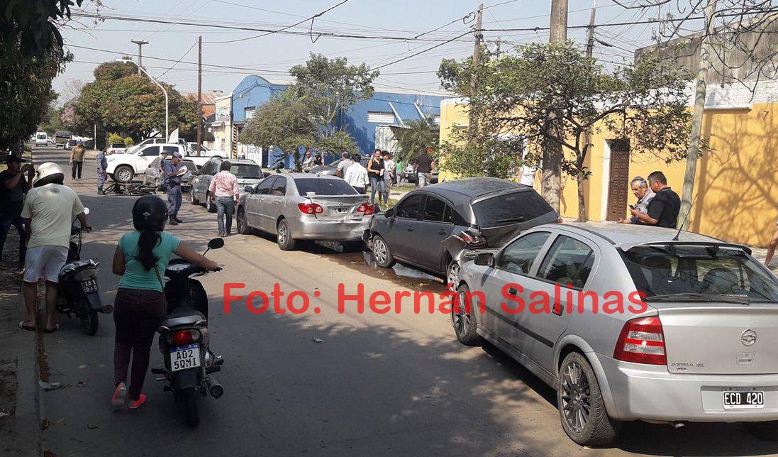 Cinco vehículos y una moto chocaron «en cadena» en el barrio San Miguel