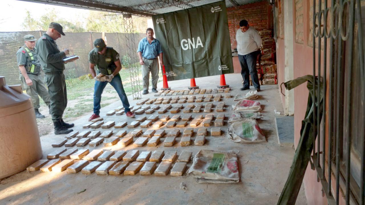 «Mulas» tiraron 100 kilos de droga en la frontera y regresaron a Paraguay