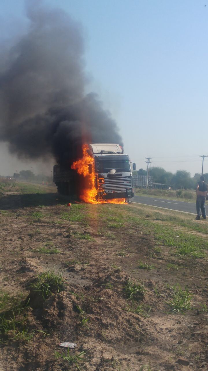 Se incendió un camión Paraguayo en Villa del Carmen