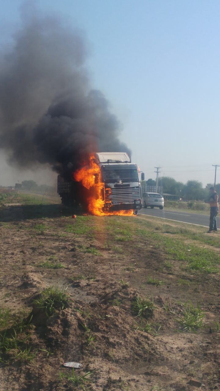 Se incendió un camión Paraguayo en Villa del Carmen