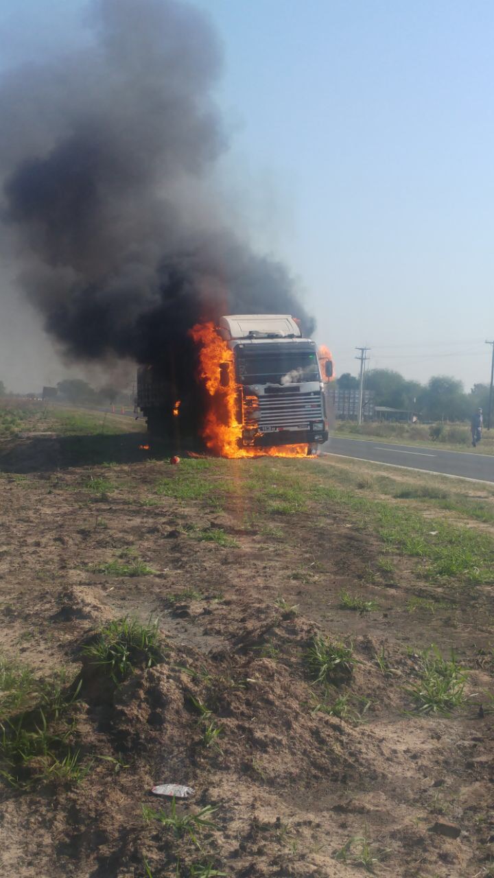 Se incendió un camión Paraguayo en Villa del Carmen