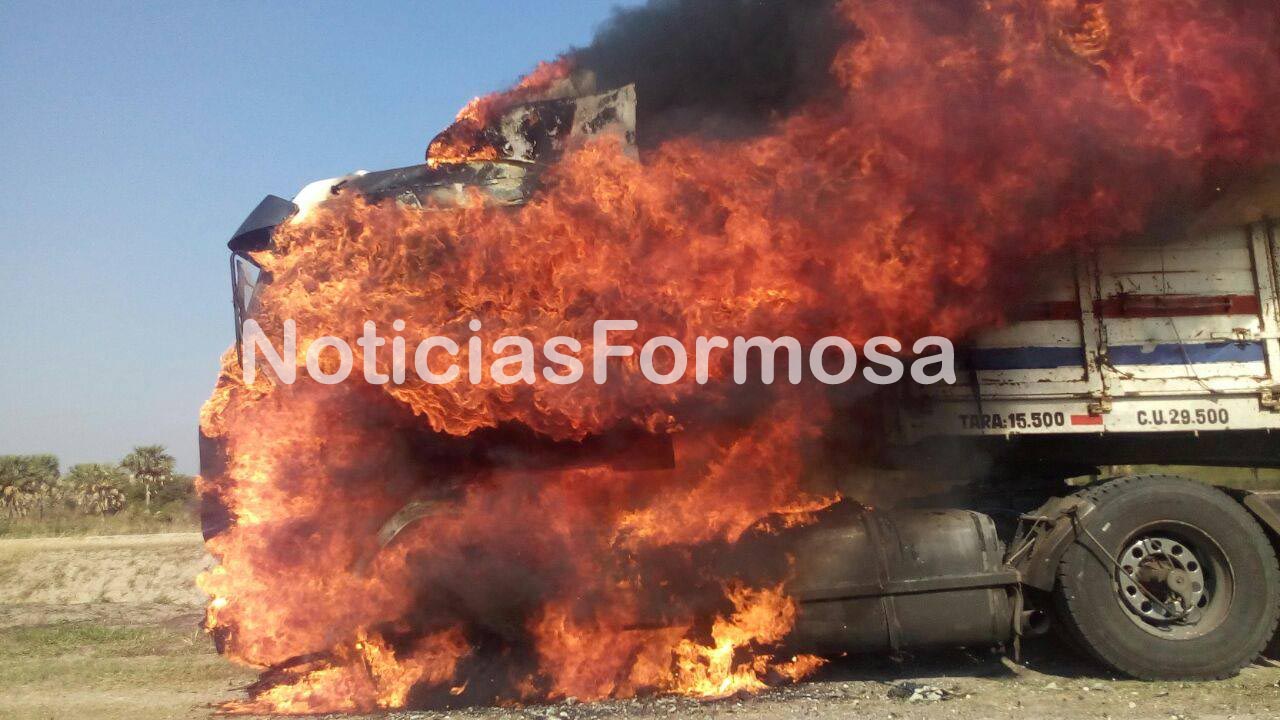 Se incendió un camión Paraguayo en Villa del Carmen