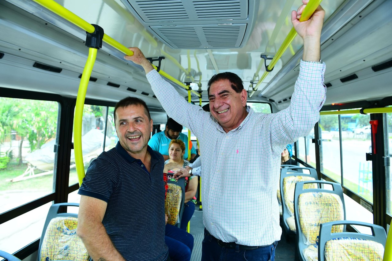 Jofré visitó el simulador de manejo de micros de Crucero del Sur