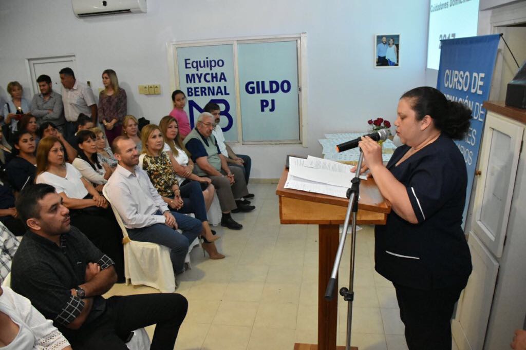 Entregaron certificados profesionales a cuidadores de adultos mayores