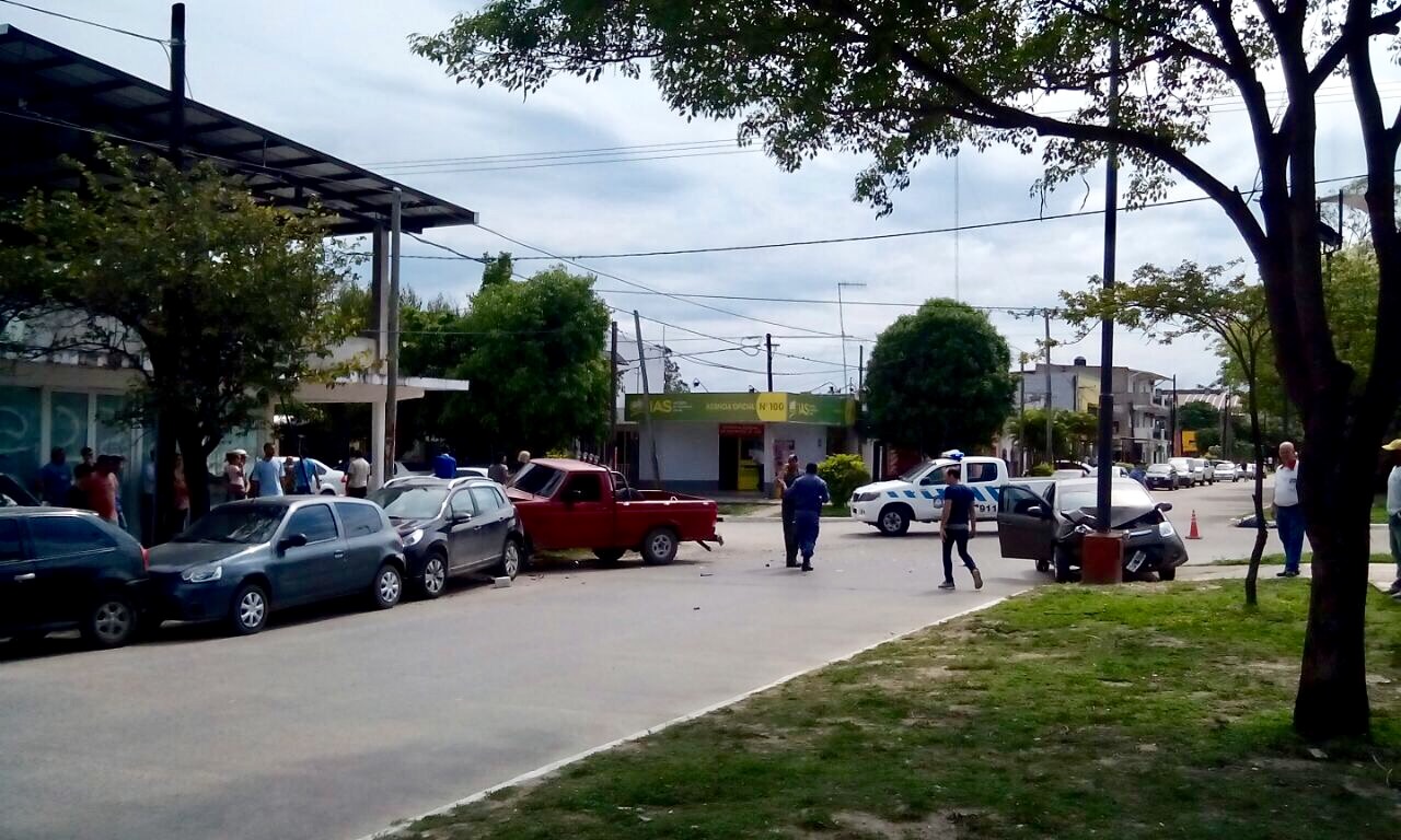 Chocaron un auto y una camioneta, luego a los coches estacionados