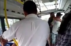 Viajaban con armas blancas en un micro; los redujeron y detuvieron (video)