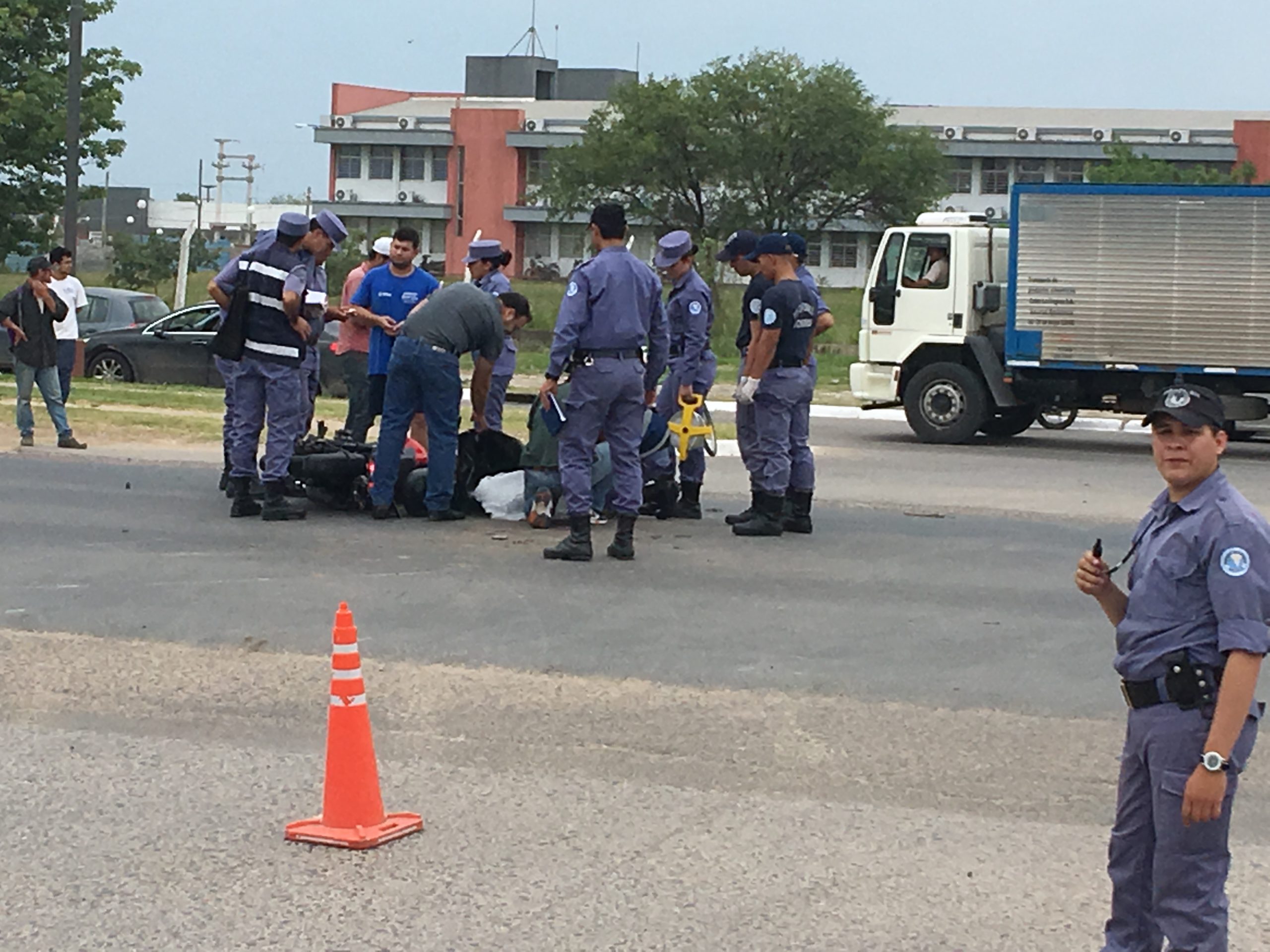 Falleció motociclista de 23 al chocar contra un utilitario