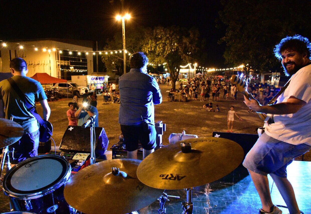 El Paseo Ferroviario ofrece noche de música, motos y autos
