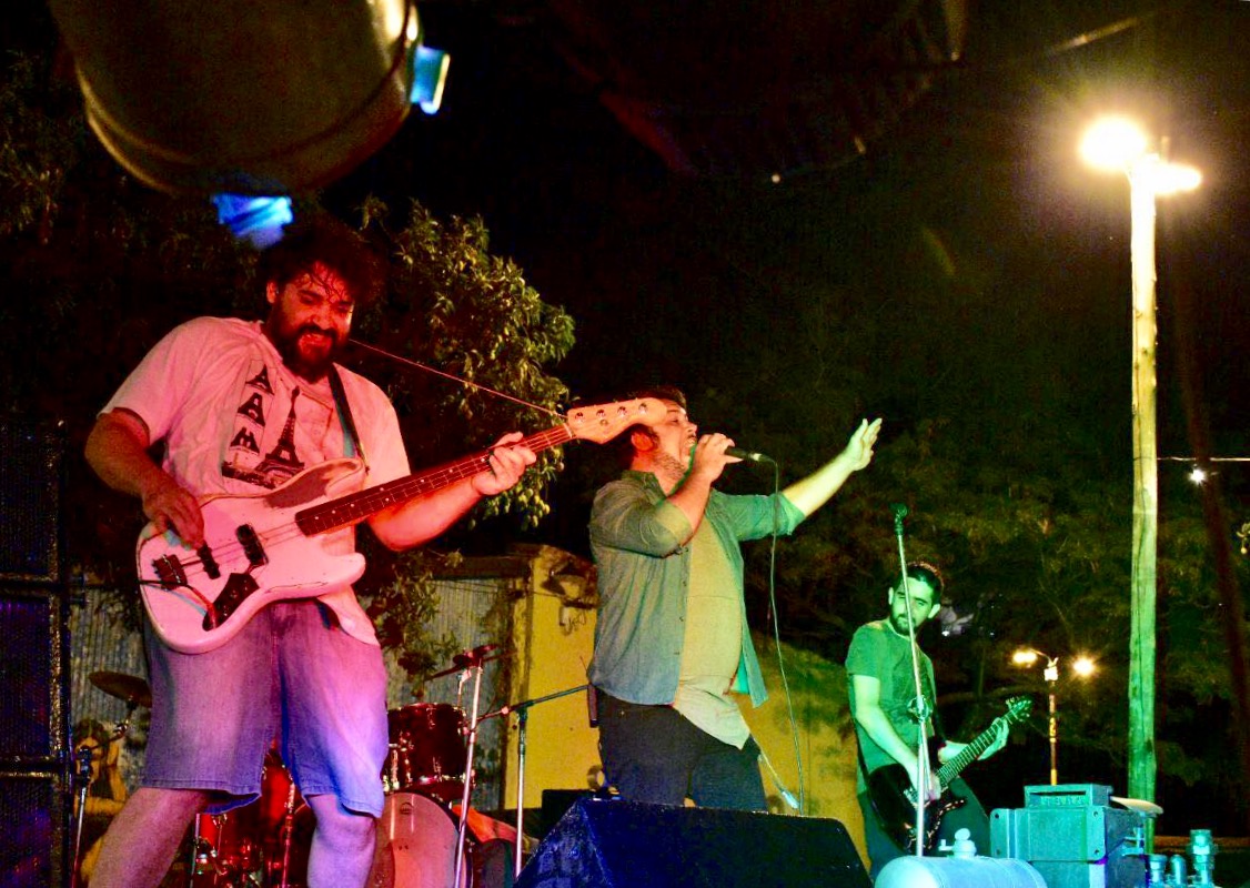 El Paseo Ferroviario ofrece noche de música, motos y autos