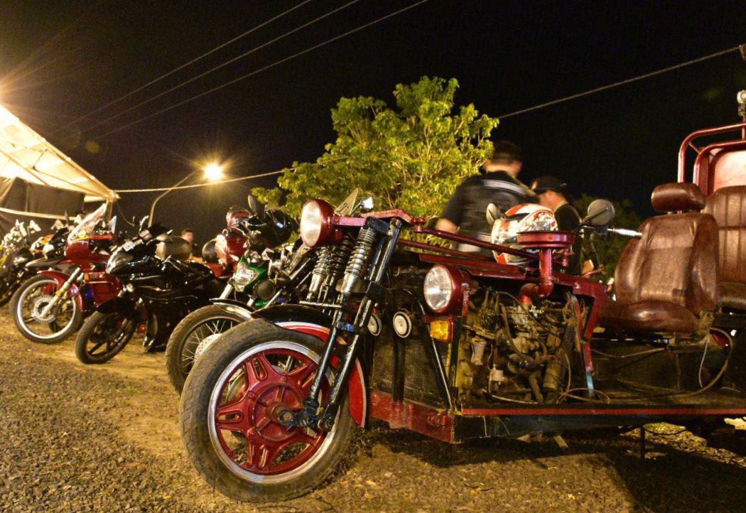 El Paseo Ferroviario ofrece noche de música, motos y autos