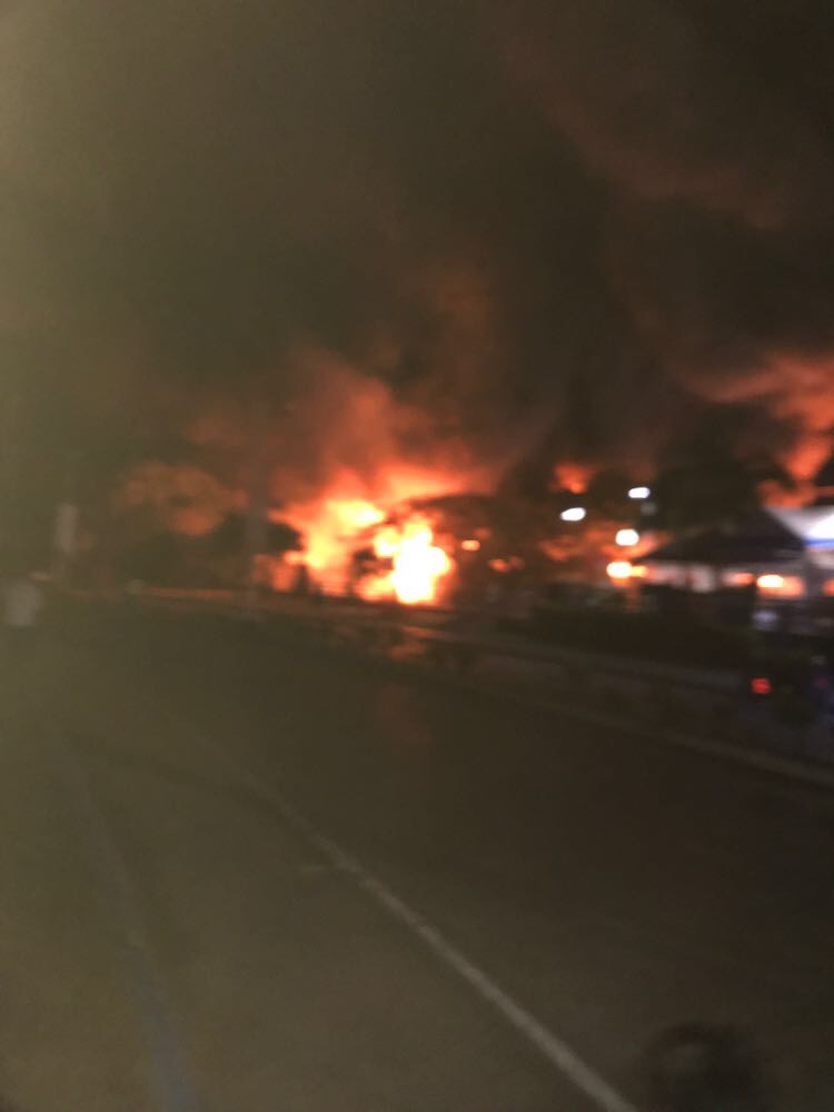 Incendio en «El Mercadito» (video)