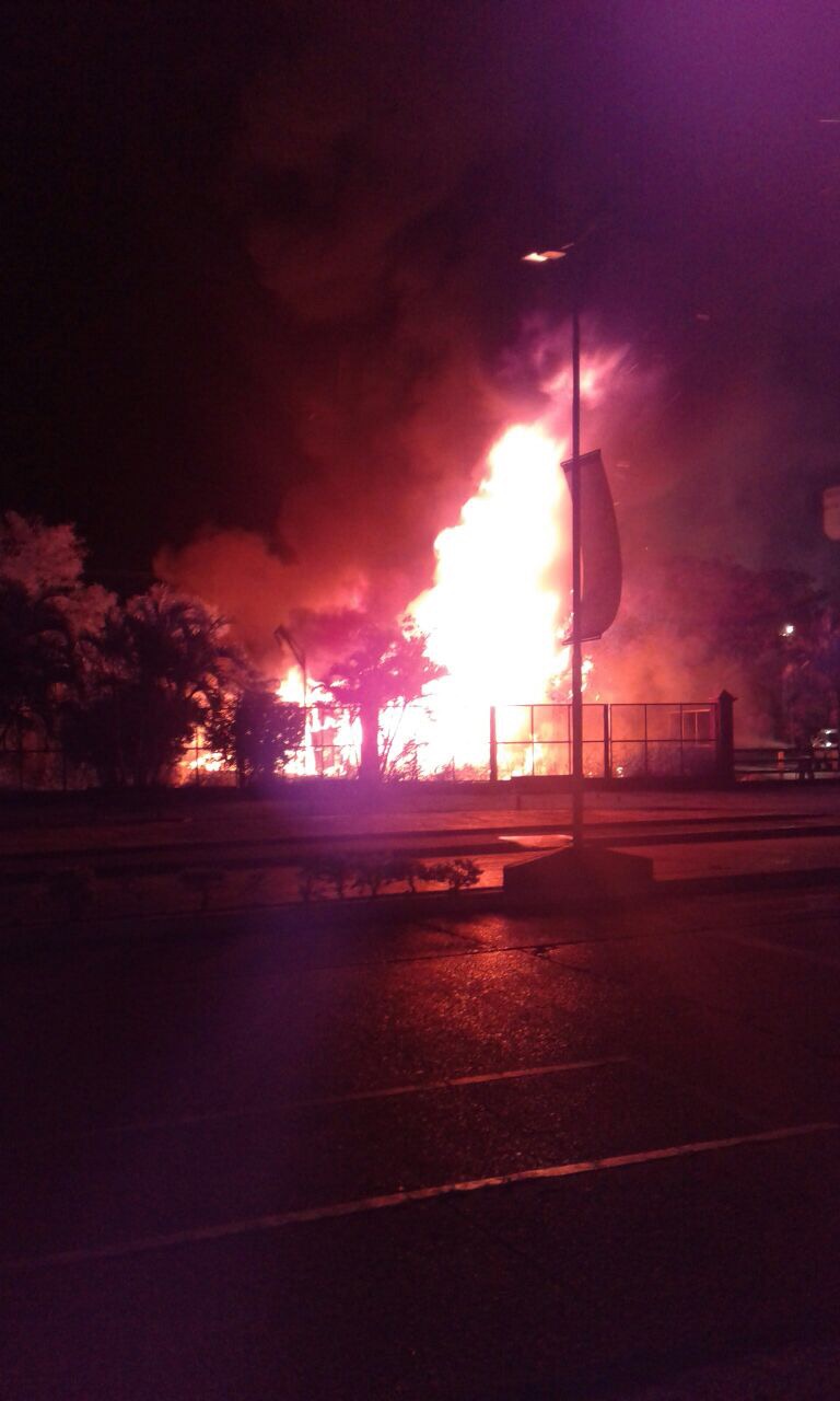 Incendio en «El Mercadito» (video)