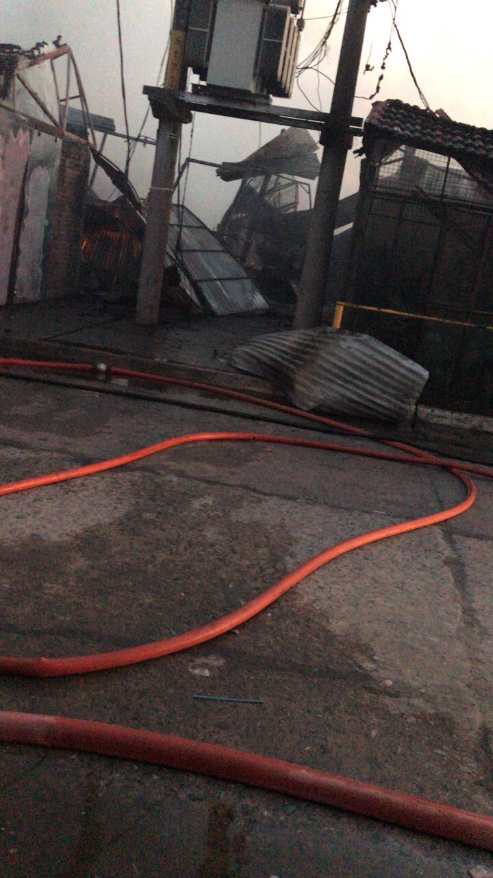 Incendio en «El Mercadito» (video)