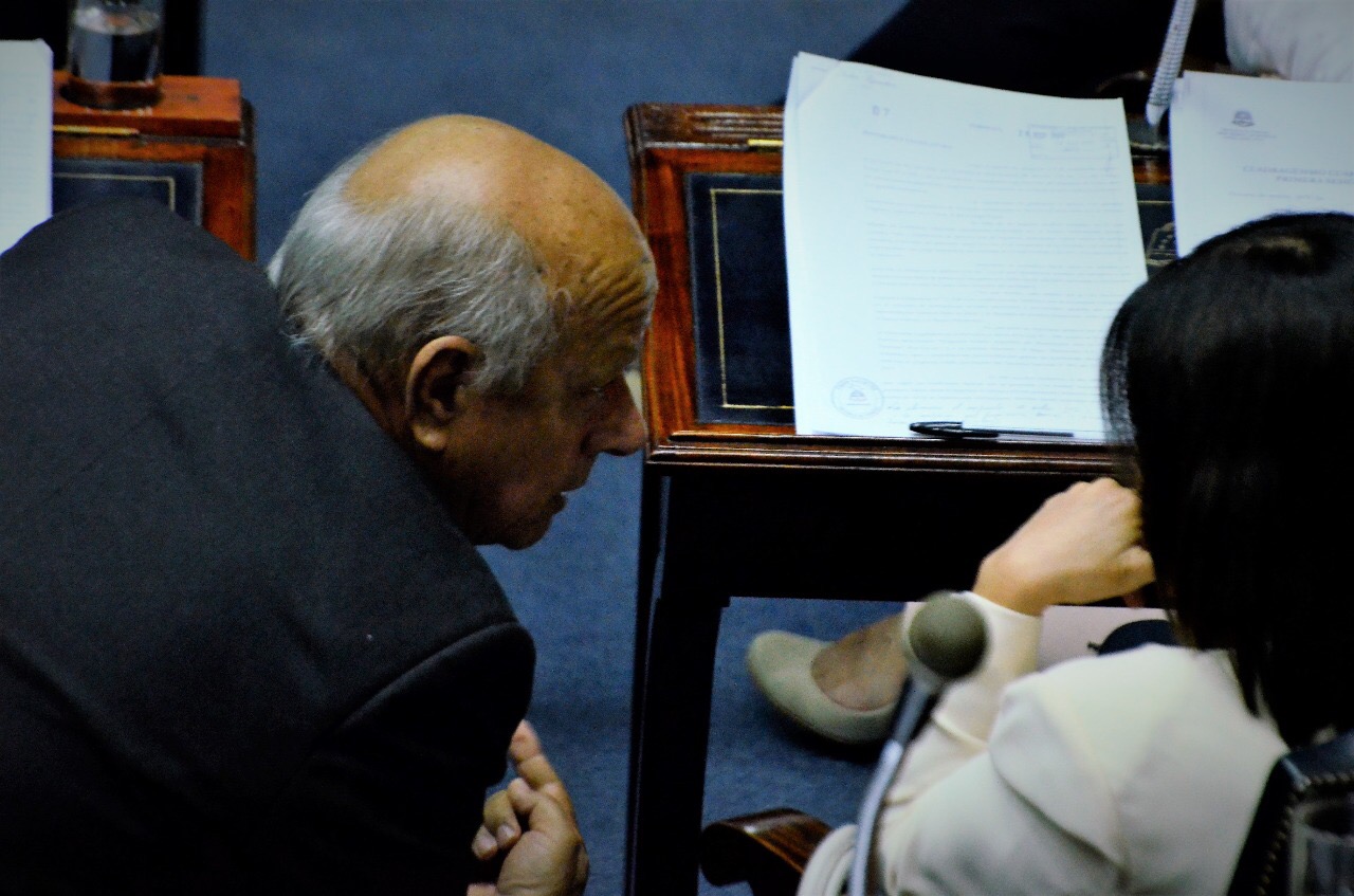 Aprobaron leyes de impuestos y Pymes acordadas entre Gildo y Macri