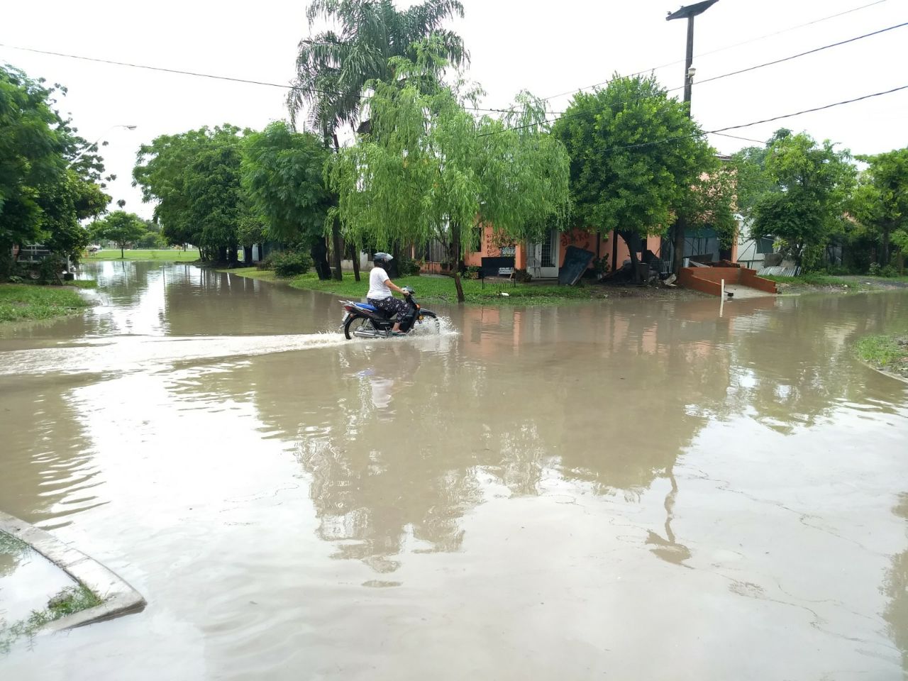 Lento escurrimiento de las aguas por las intensas lluvias